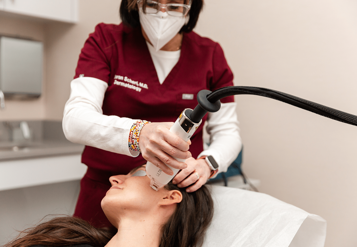 Top-New-Jersey-Cosmetic-Dermatology-01 doctor performing a cosmetic dermatology treatment on a patient from englewood cliffs