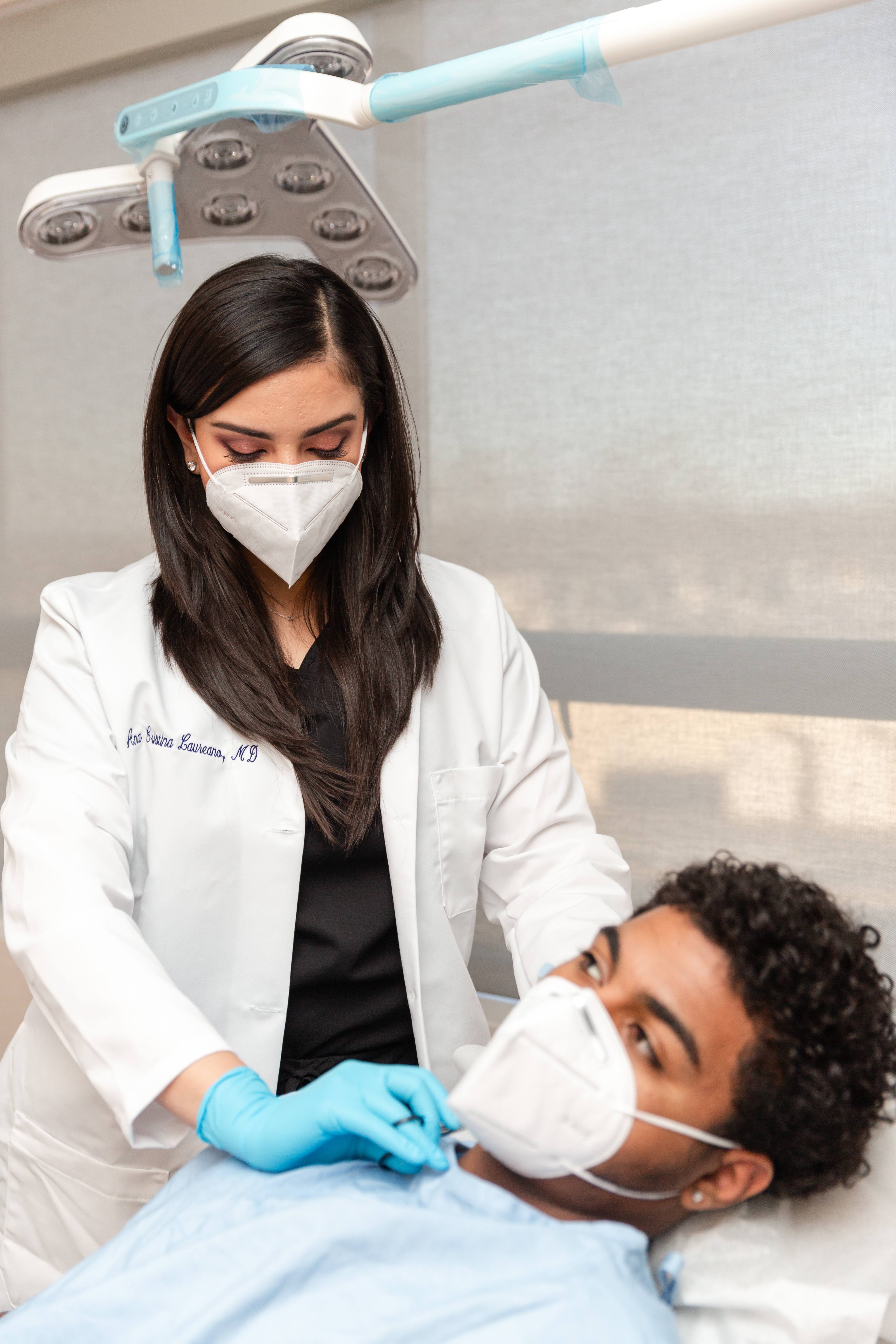 scherl-dermatology-englewood-cliffs-dr-laureano-treating-patient dermatologist from englewood cliffs performing a skin check on a patient