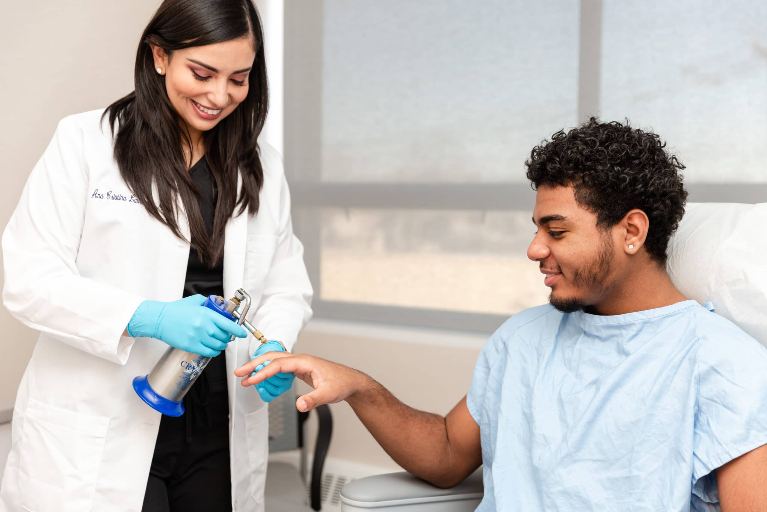 scherl-dermatology-englewood-cliffs-dr-laureano-wart-removal doctor performing wart removal on a patient from Englewood Cliffs