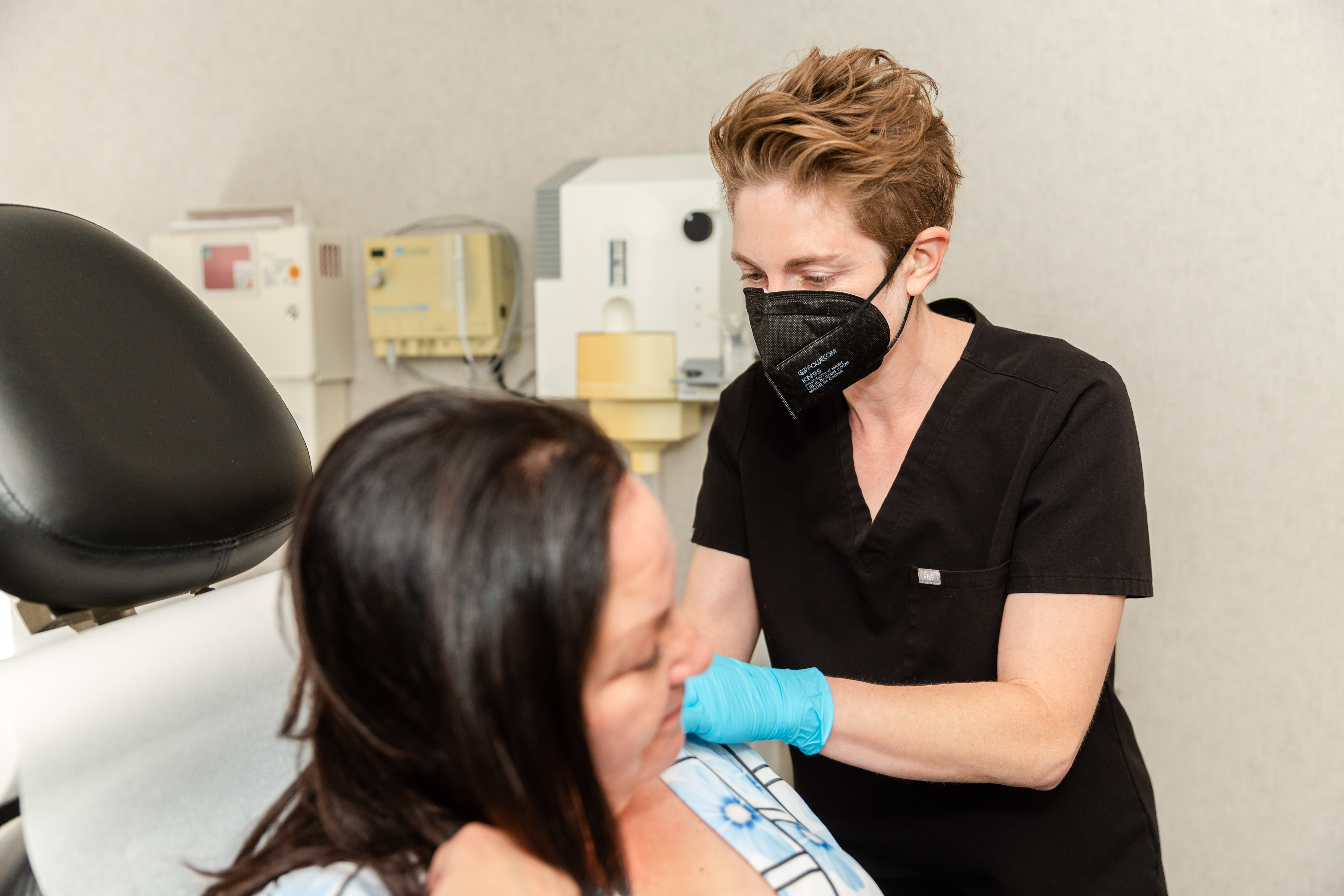 scherl-dermatology-englewood-cliffs-dr-rothman-perform-skin-exam dermatologist checking skin for bed bug bites