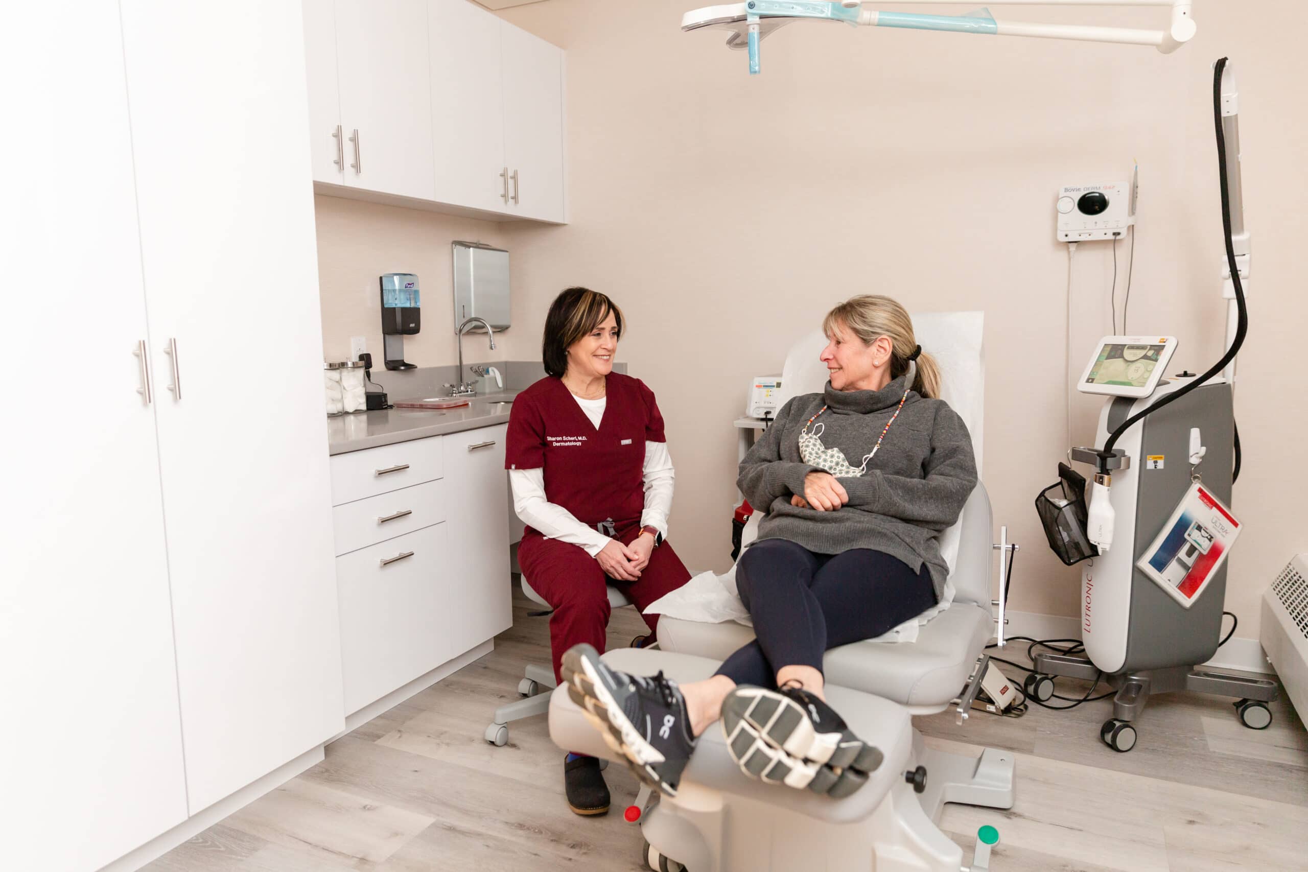 scherl-dermatology-englewood-cliffs-dr-scherl-consulting-with-patient doctor discussing bed bugs bites treatment with a patient