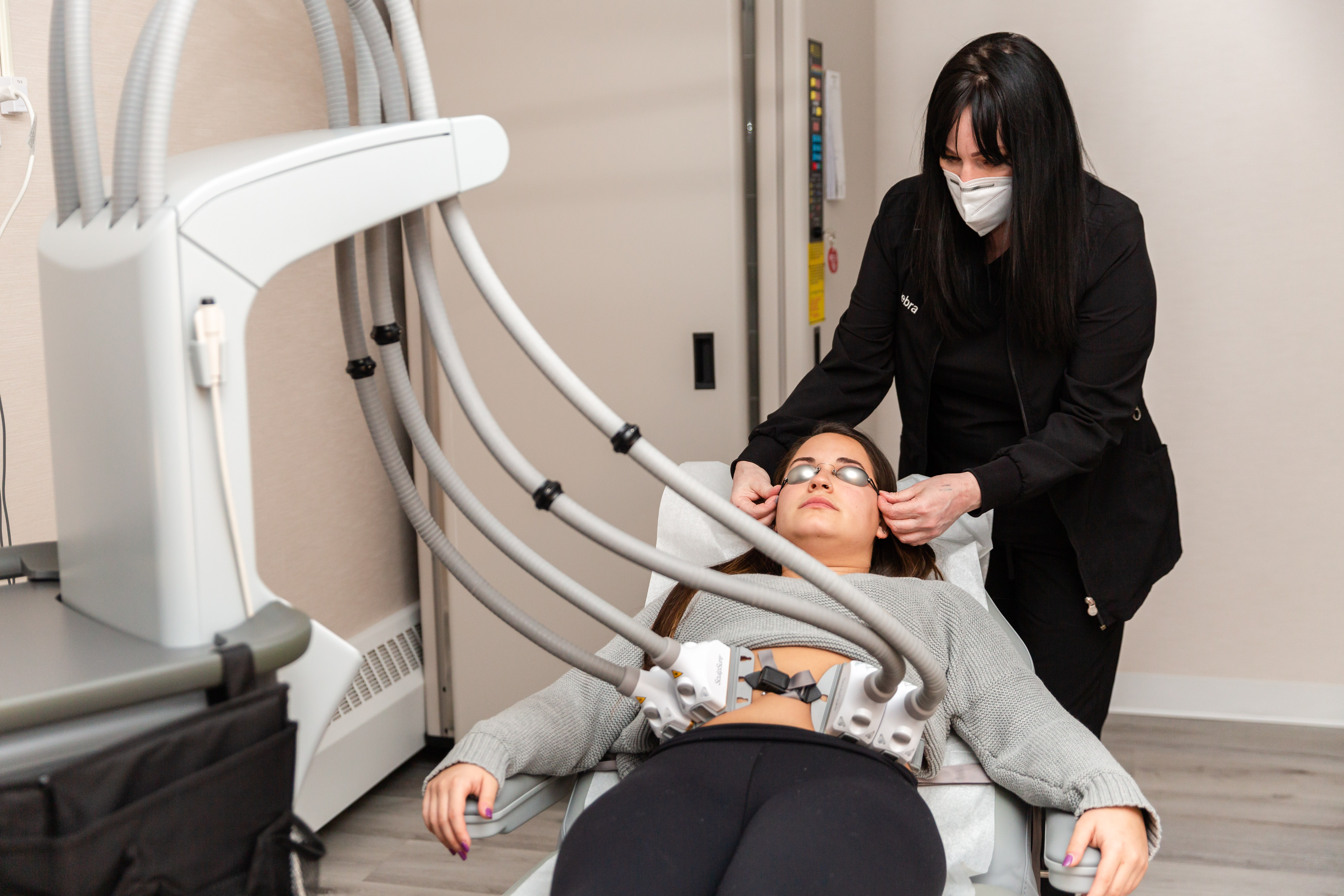 scherl-dermatology-sculpsure-treatment doctor performing a sculpsure treatment on a female patient from Englewood Cliffs